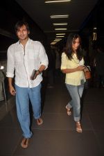 Vivek Oberoi snapped at airport on 27th Oct 2011 (10).JPG